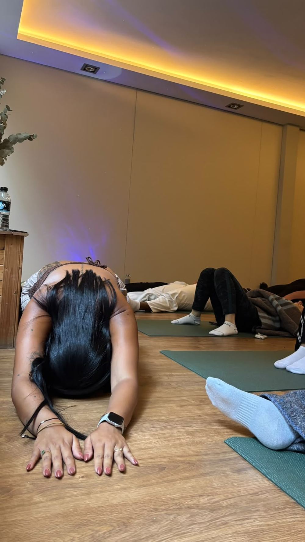 Participante en postura de descanso, con el cuerpo soltando