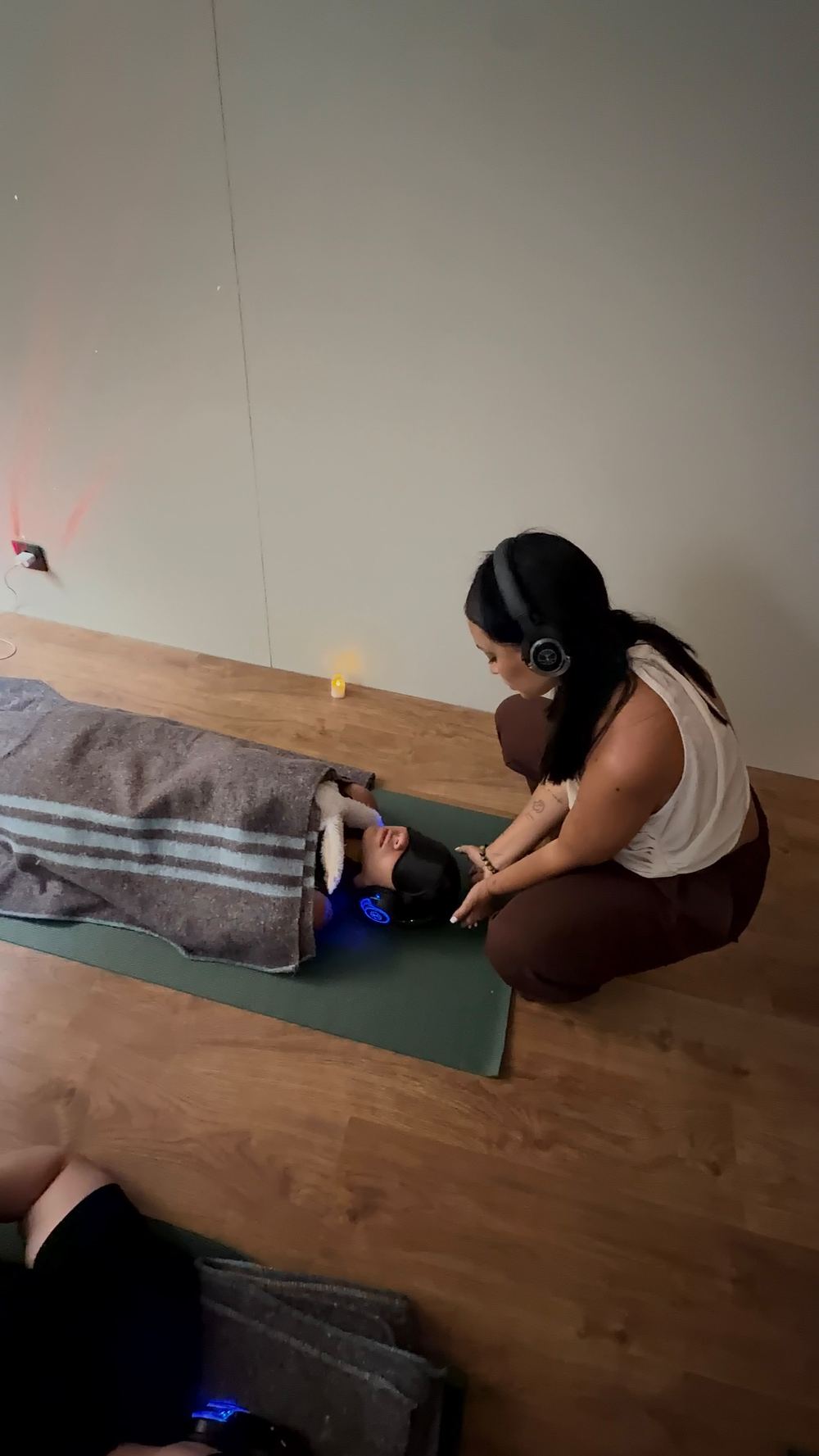 Yoana acompañando a una persona tumbada bajo una manta